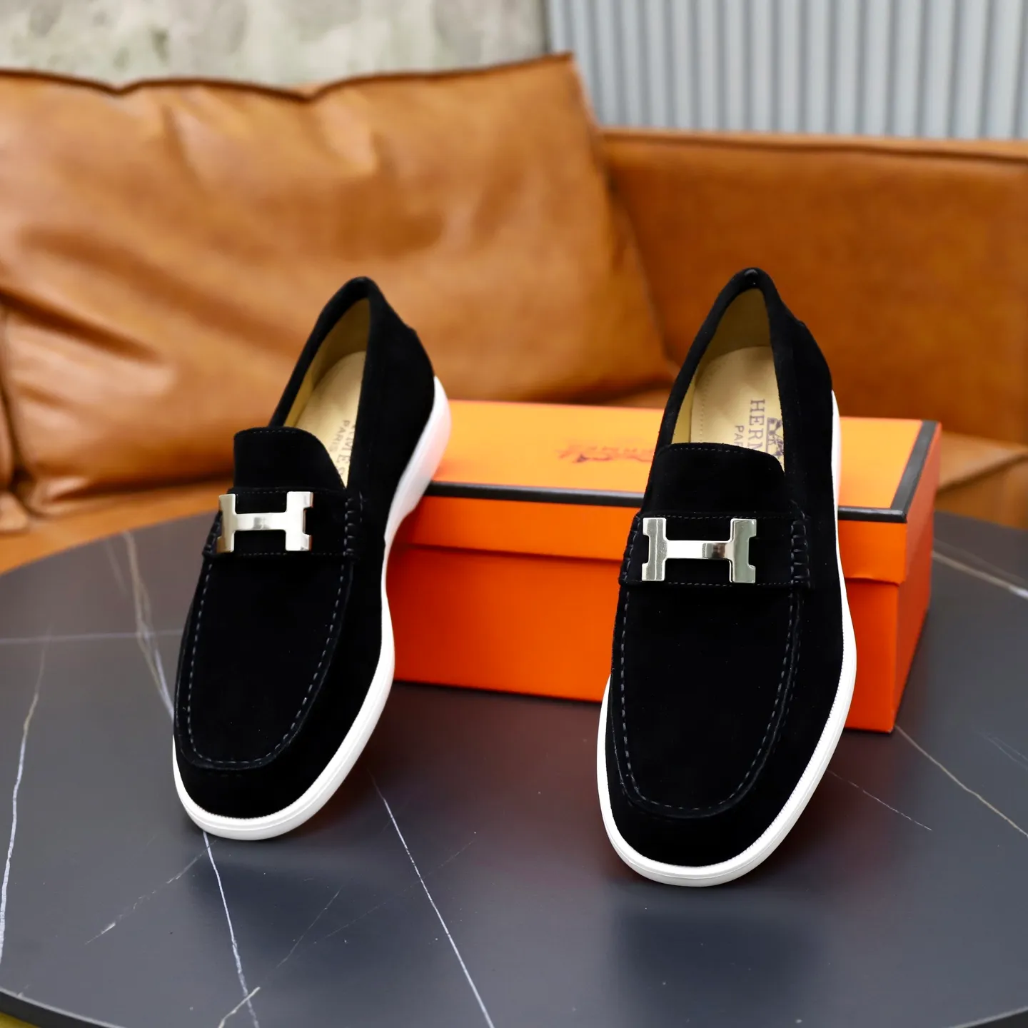 Ex-factory price: 540💰Hermès/Hermès slip-on men's shoes. This shoe is made of imported cow suede leather, with simple and smooth lines, and a 3CM rubber foam ultra-light sole combined with aerodynamic design! Youthful and fashionable, H button decoration, contrasting leather embellishment on the heel, calf lining to gently wrap your feet, with embossed logo cowhide feet, leather rock strips, casual and urban style, highlighting youthful vitality, sports and leisure version, super versatile Size number: 38-39-40-41-42-43-44 Standard leather shoe size (45 can be customized but does not support returns)